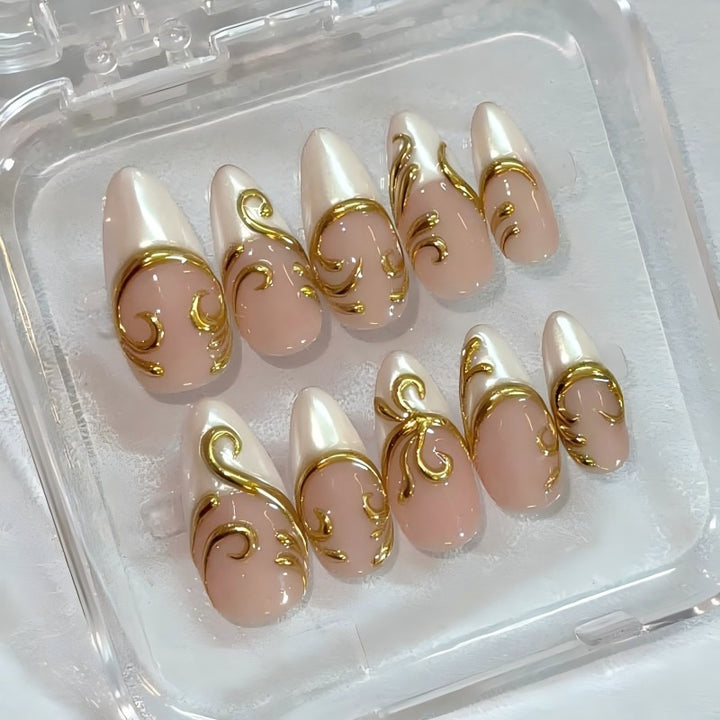 Nail art set with elegant golden applications Bowlift