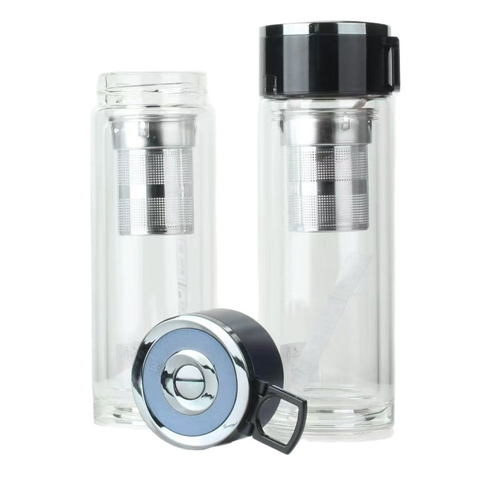 Women's tea bottle with integrated strainer from Bowlift