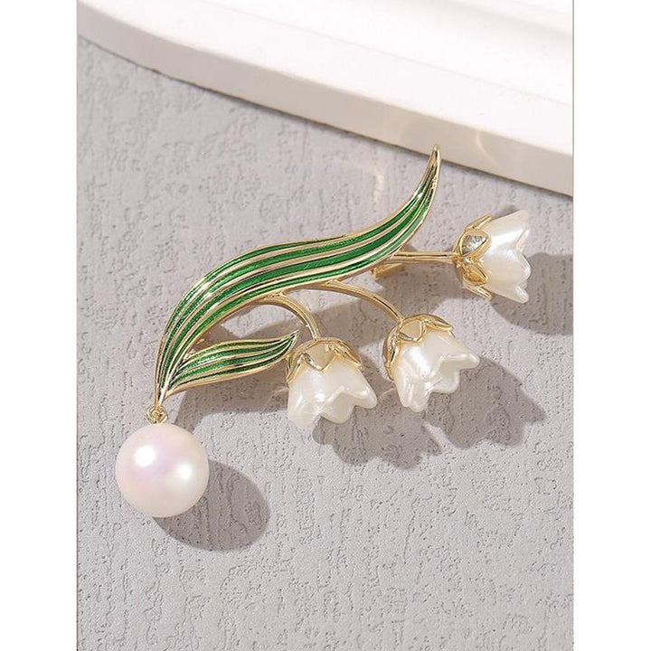 Elegant flower brooch with pearl pendant Bowlift
