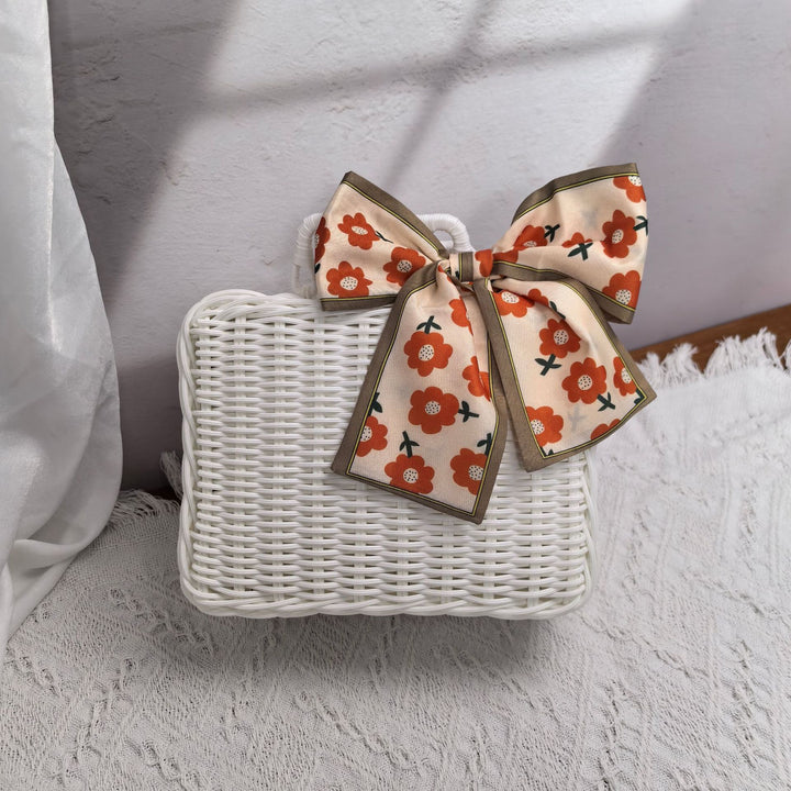 Women elegant handbag made of woven material Bowlift