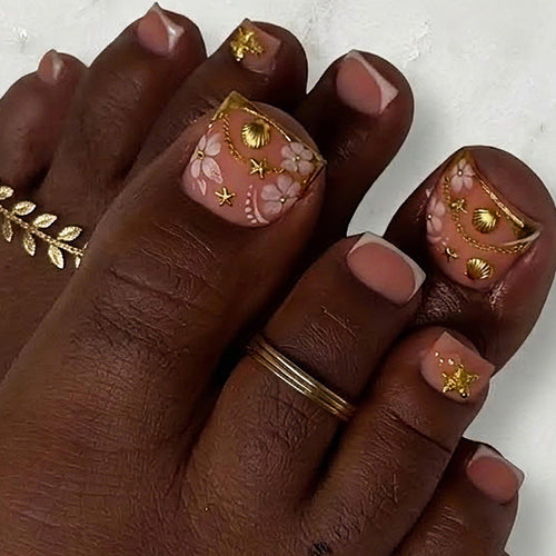 Floral Design Press-On Nail Set with Gold Accents Bowlift