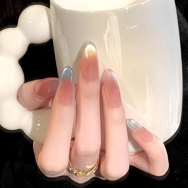 Artificial nails with elegant color gradient Bowlift