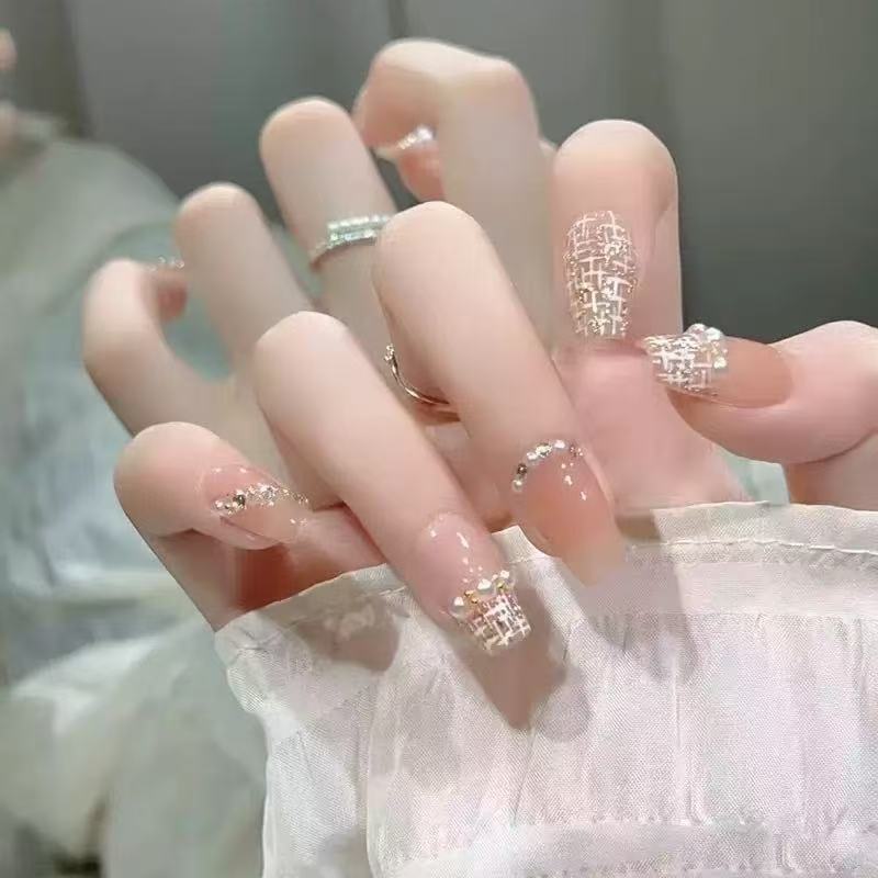 Glamorous artificial nails with rhinestone details Bowlift
