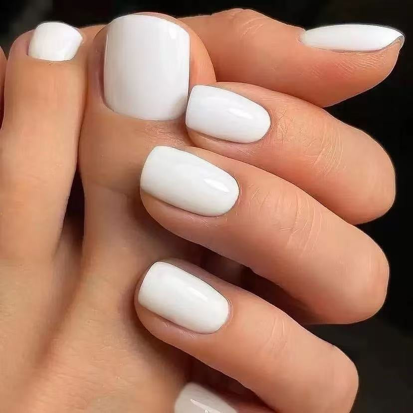 Artificial nail set with high-gloss finish and short design Bowlift