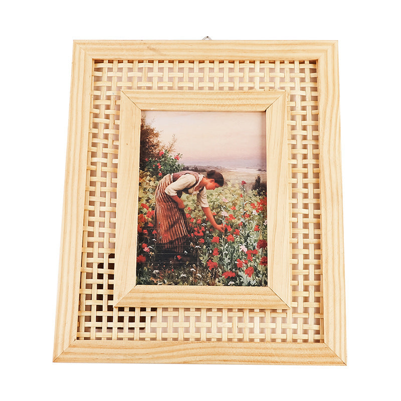 Artful picture frame in rattan design Bowlift