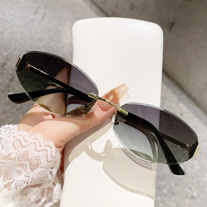 Ladies sunglasses in modern oval design with contrasting frame Bowlift