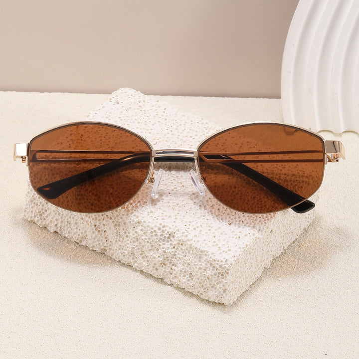 Fashionable glasses with elegant, oval shape Bowlift