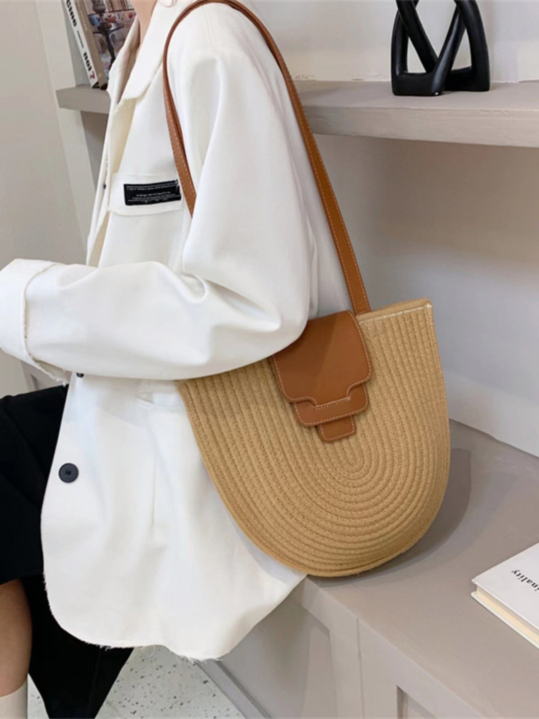 Fashionable Tote Bag Made of Woven Material with Playful Pendant Bowlift