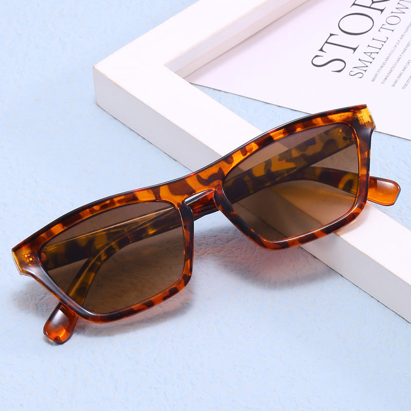 Ladies fashionable sunglasses in trendy geometric design Bowlift