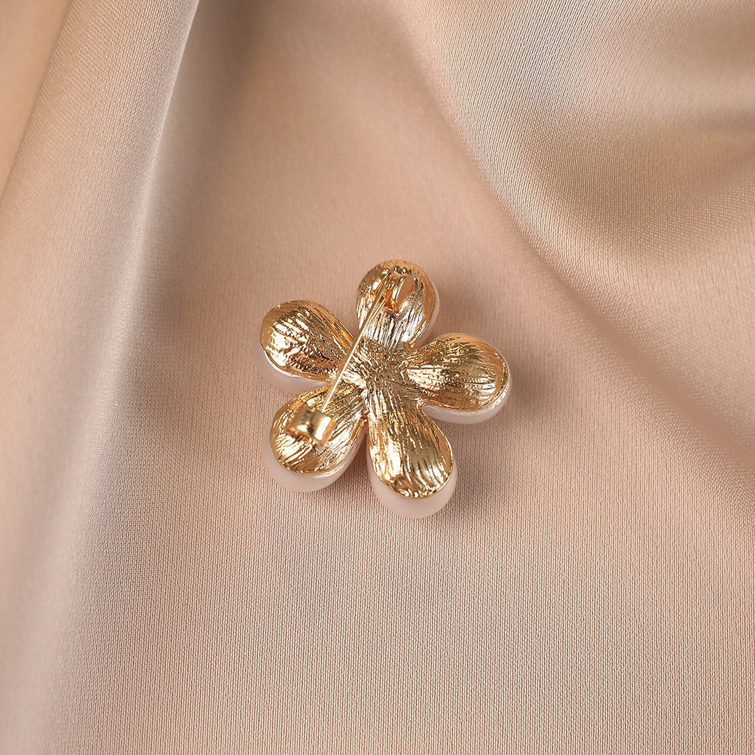 Elegant flower brooch with pearl accents Bowlift