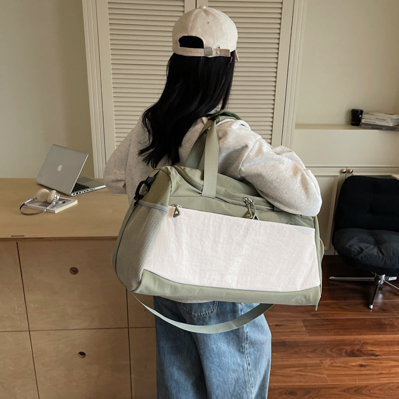 Sporty travel bag with multiple compartments Bowlift