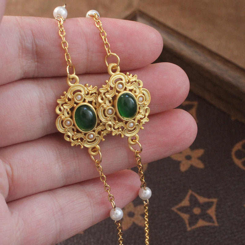 Elegant jewelry display chain with pearls and green stone decoration Bowlift