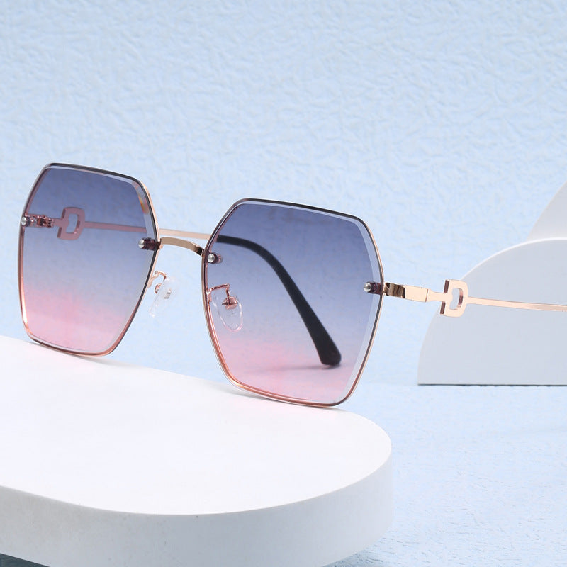 Women's extravagant and modern sunglasses in an unusual design Bowlift