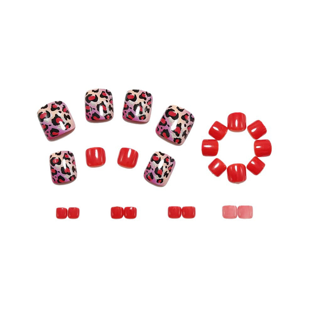 Nail art with modern leopard design Bowlift
