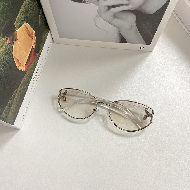 Fashionable Cat-Eye Sunglasses with Golden Frame Bowlift