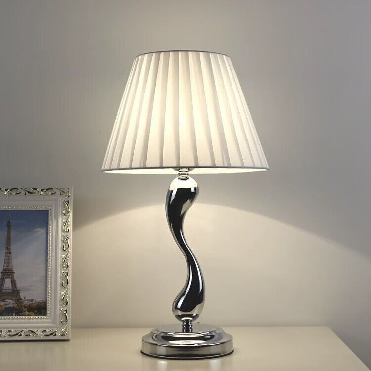 Elegant Floral Patterned Table Lamp