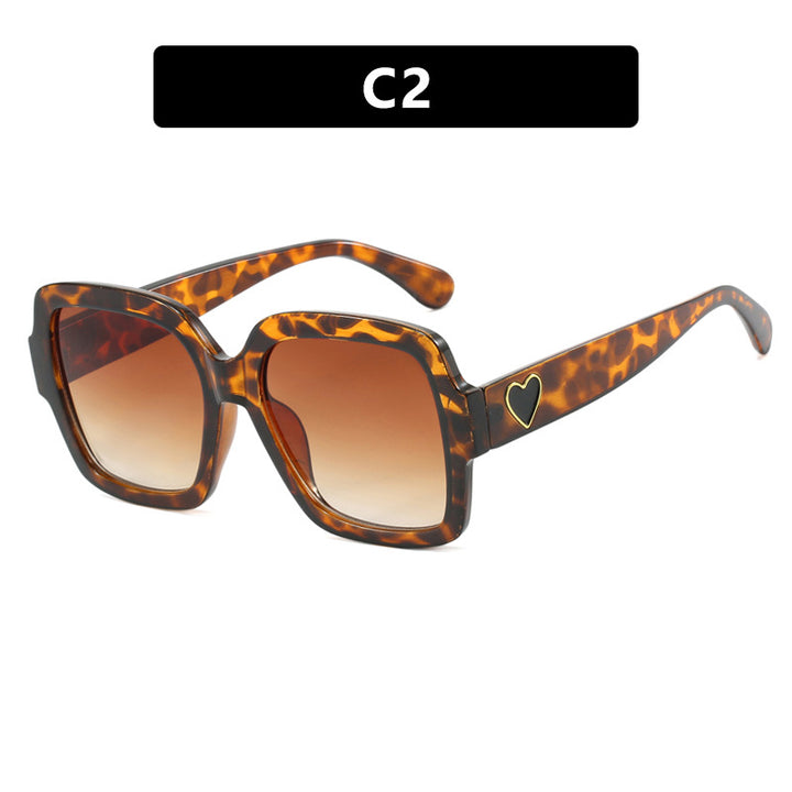 Women's square sunglasses with fashionable heart accent Bowlift