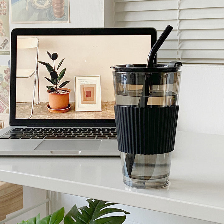 Women's multifunctional drinking cups with integrated silicone cover and hygienic lid Bowlift