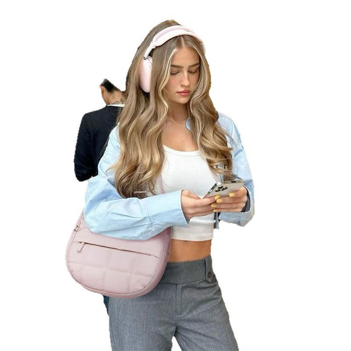 Fashionable shoulder bag with quilted surface Bowlift