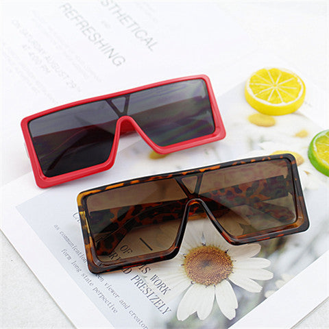 Women's Oversized Sunglasses in Avant-Garde Design Bowlift