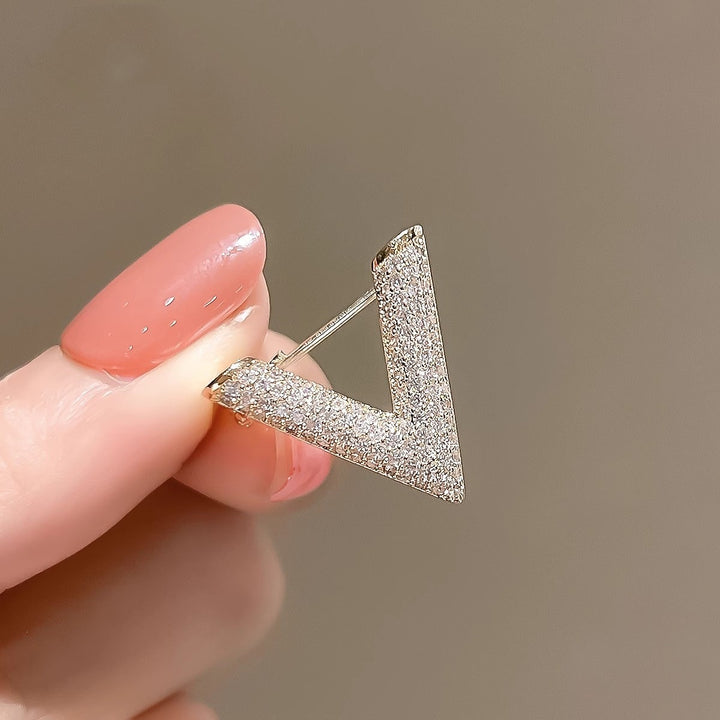 Elegant V-Shaped Brooch with Sparkling Crystals Bowlift