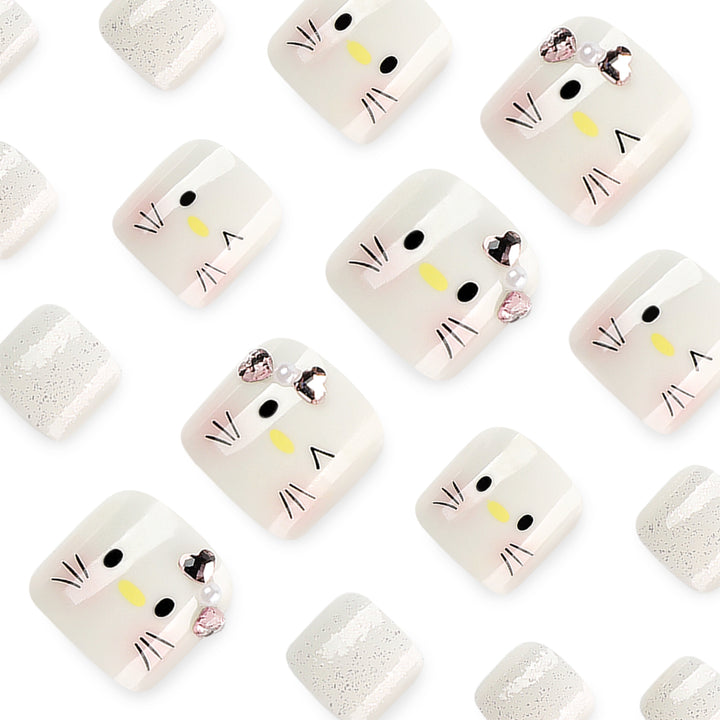Artful toenail design with cute cat motif Bowlift