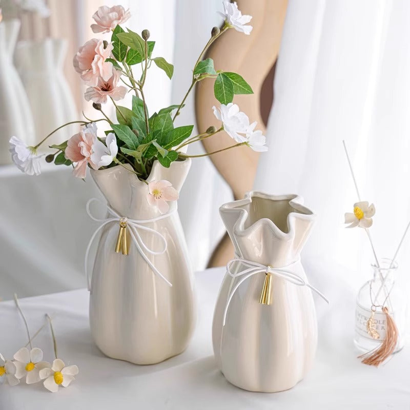 Elegant ceramic vase with delicate ruffled edge Bowlift