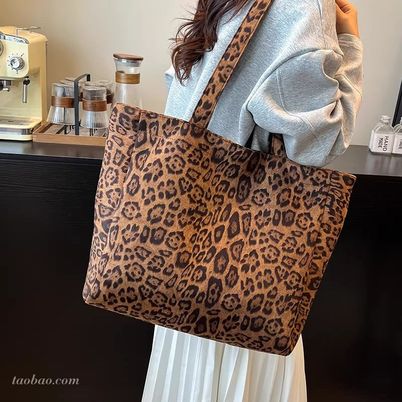 Designer-Handbag Bowlift