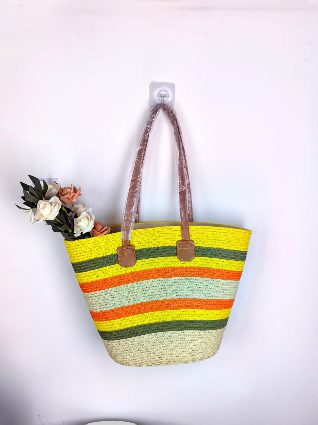 Summery beach bag and sun hat Bowlift