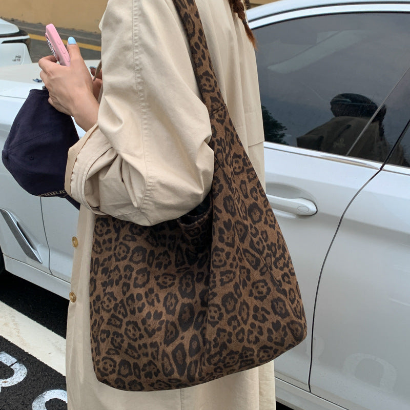 Designer-Handbag Bowlift