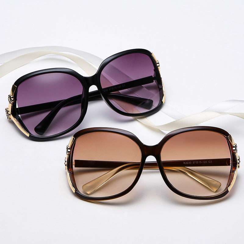 Ladies elegant oversized sunglasses with golden accents Bowlift