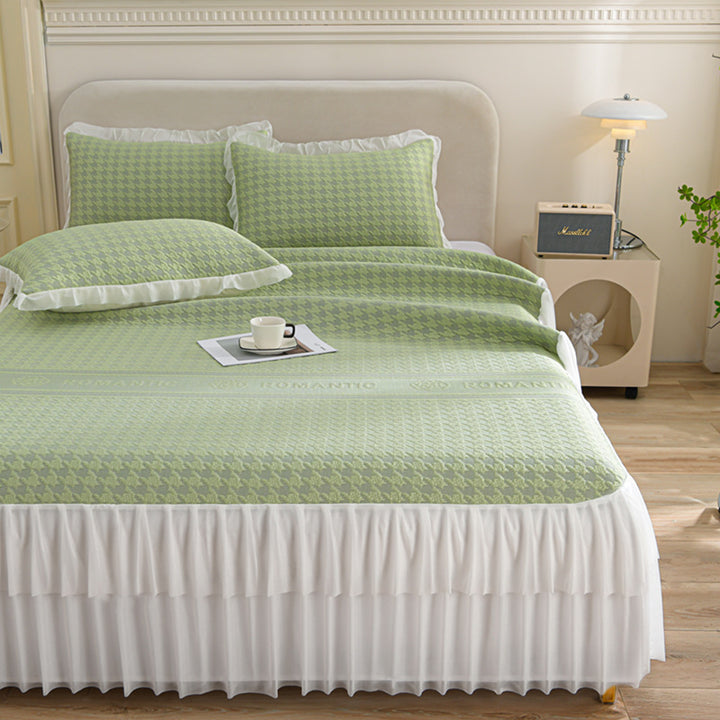 Ladies elegant bedspread set with decorative ruffled hem Bowlift