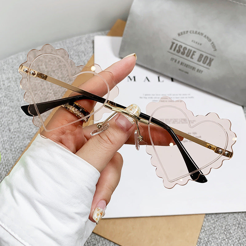 Ladies Cat-Eye Sunglasses in unique Heart Design Bowlift