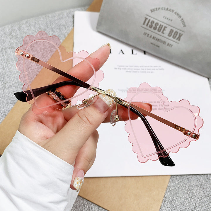 Ladies Cat-Eye Sunglasses in unique Heart Design Bowlift