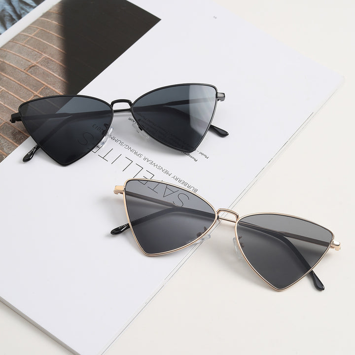 Women trendy Cat-Eye sunglasses with golden accents Bowlift