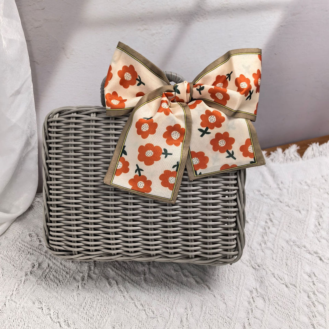 Women elegant handbag made of woven material Bowlift