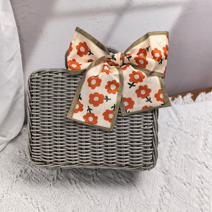 Women elegant handbag made of woven material Bowlift