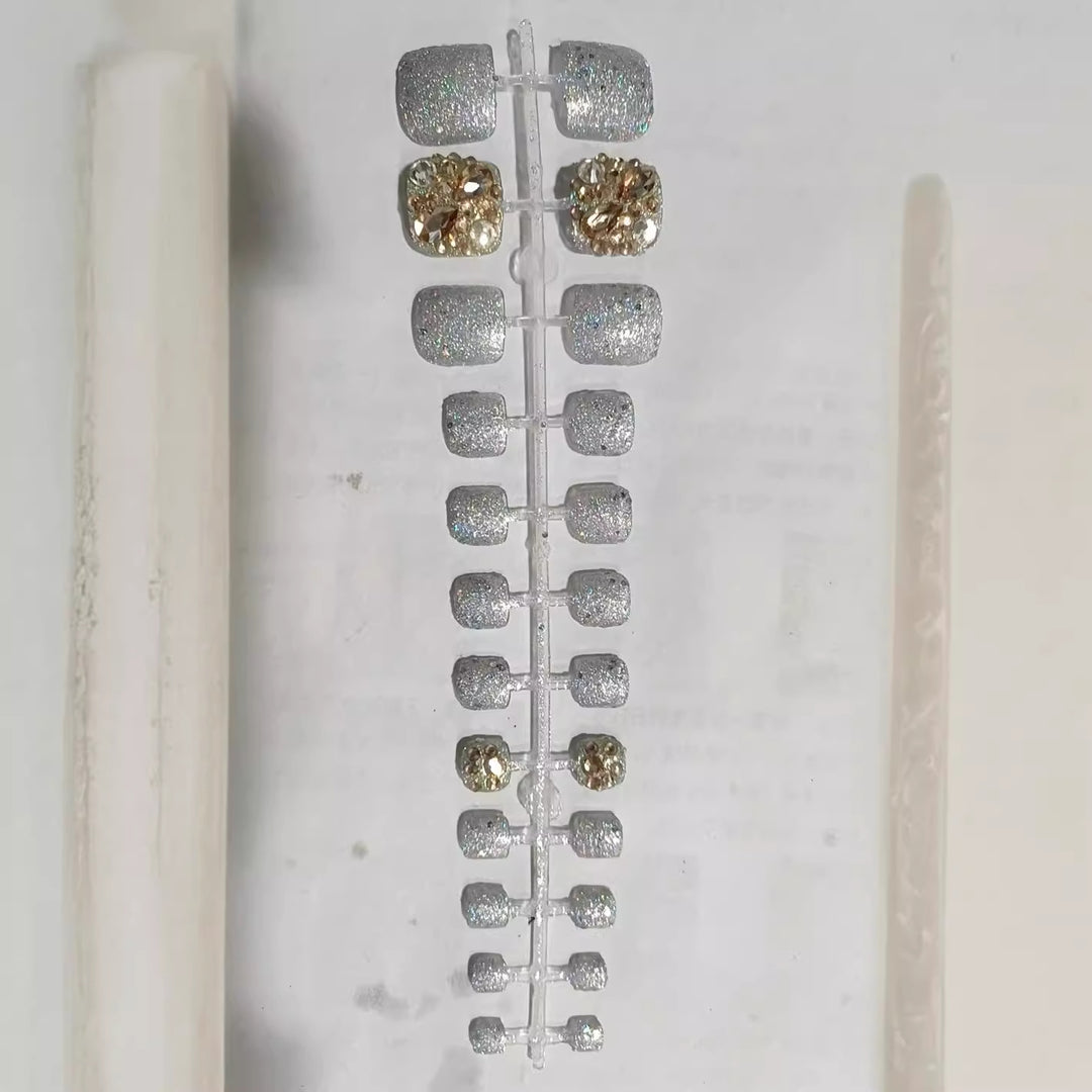 Glamorous Rhinestone-Decorated Press-On Nail Set Bowlift