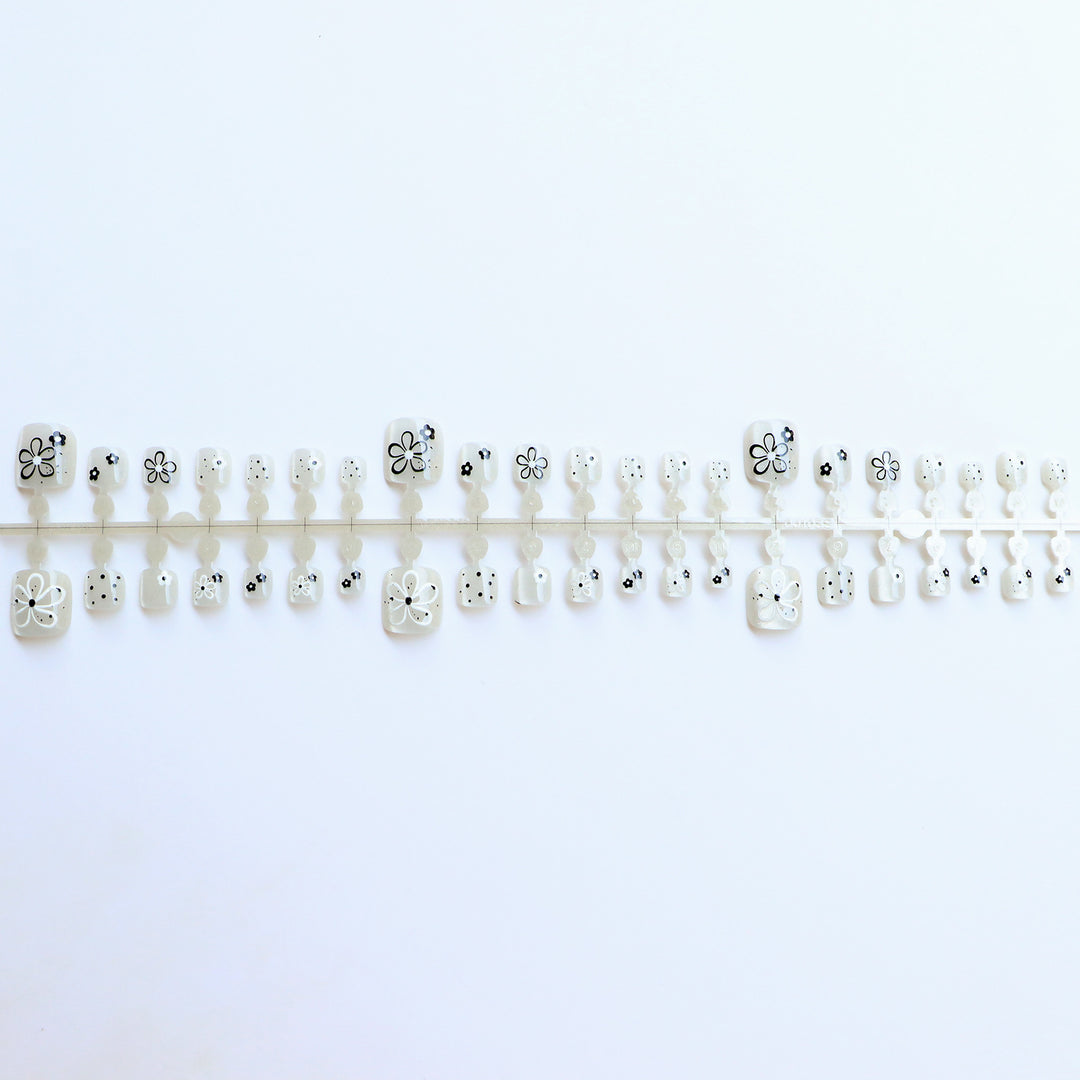 Floral Themed Press-On Nail Art Collection Bowlift