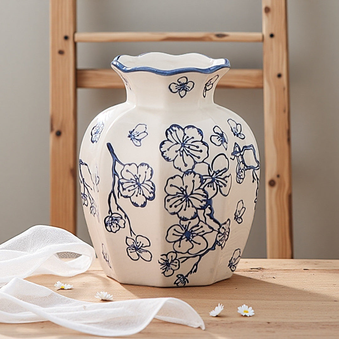 Porcelain vase Bowlift