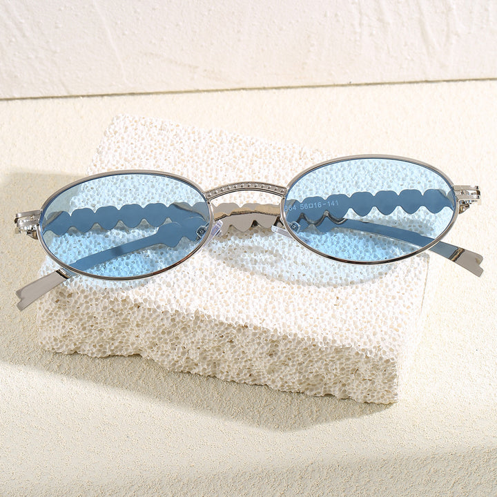 Fashionable sunglasses with oval frame and luxurious accent Bowlift
