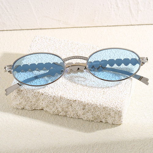 Fashionable sunglasses with oval frame and luxurious accent Bowlift