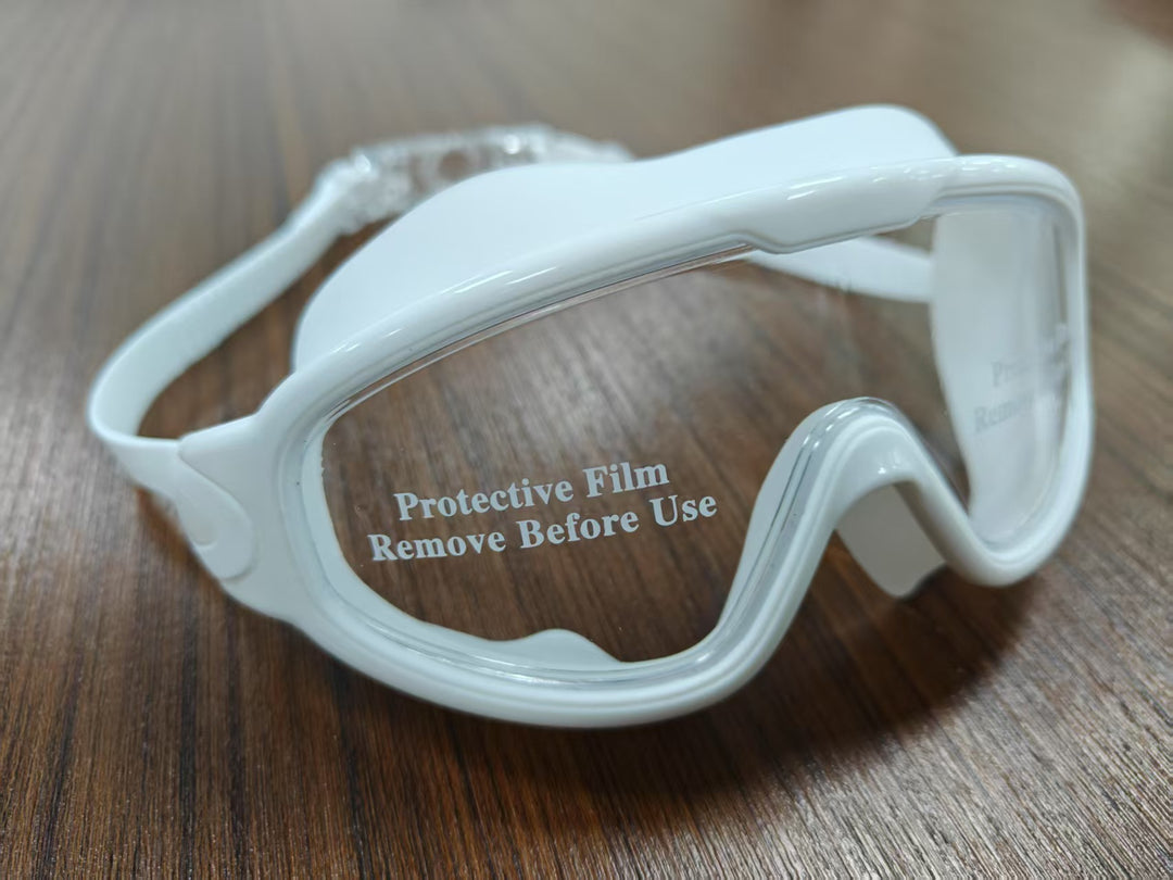 Swimming mask with adjustable comfort and clear field of vision Bowlift