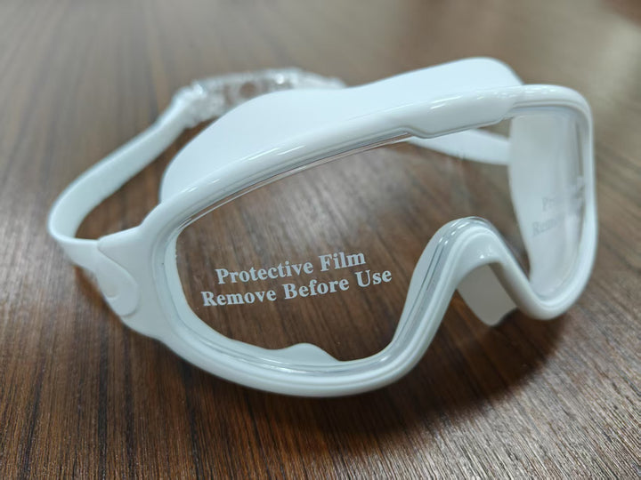 Diving mask with wide field of view and magnet holder Bowlift