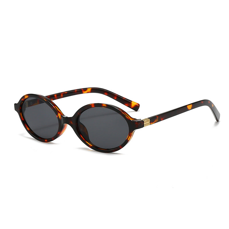Women's fashionable oval glasses with golden accents Bowlift