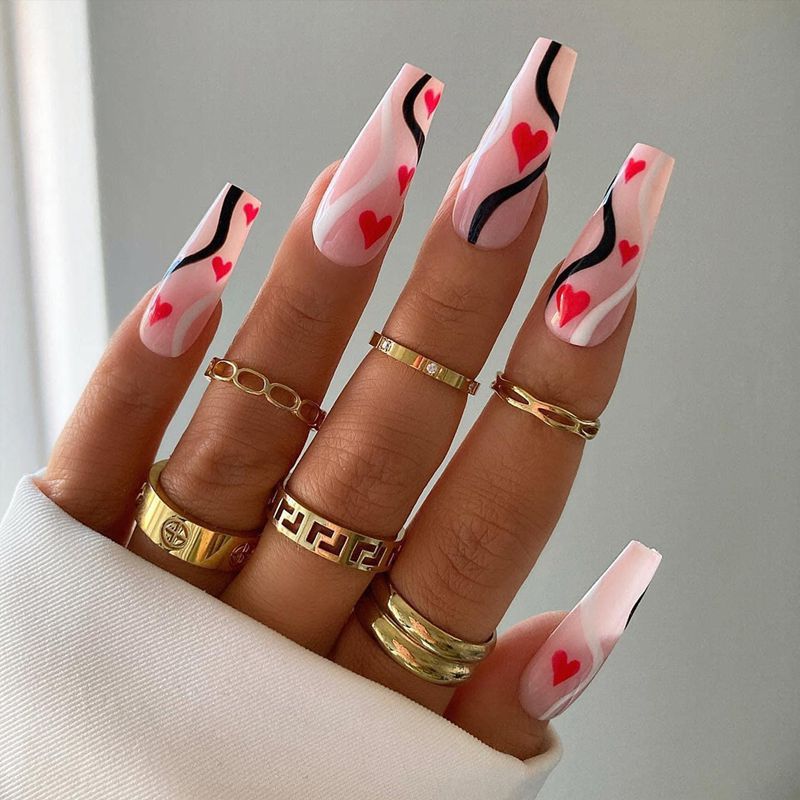 Artificial nails with romantic heart designs and elegant design Bowlift