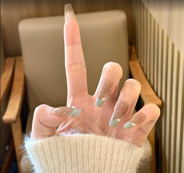 Artistic Press-On Nail Set with Star Design Bowlift