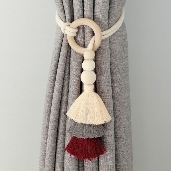 Decorative curtain holder with tassels Bowlift