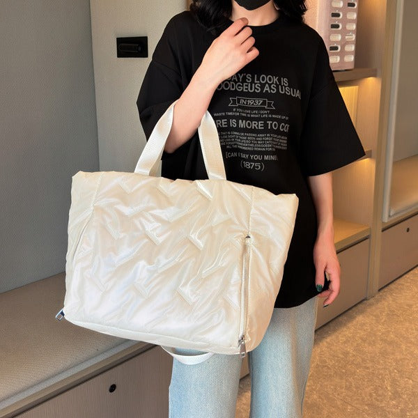 Stylish and Spacious Sports Bag with Practical Carrying System Bowlift