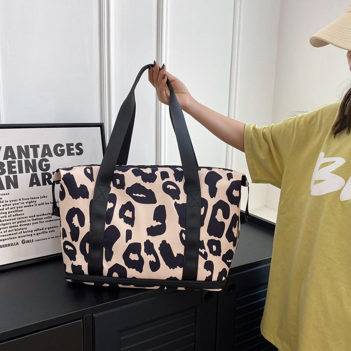 Sporty travel bag with innovative design and plenty of storage Bowlift